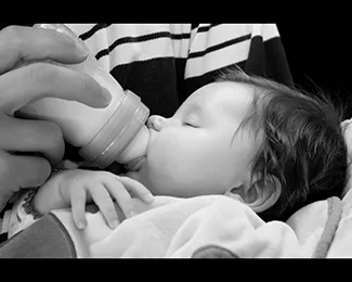 Photographie de naissance, scène du biberon